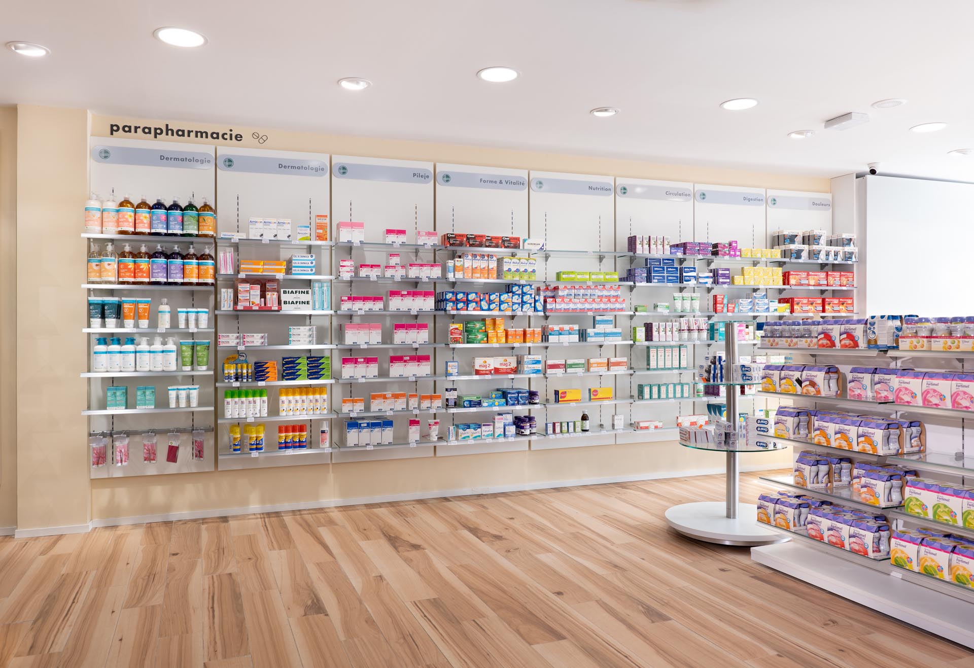 Pharmacie de l'ornain, remodelacao de interiores. Mobiliario comercial por medida.