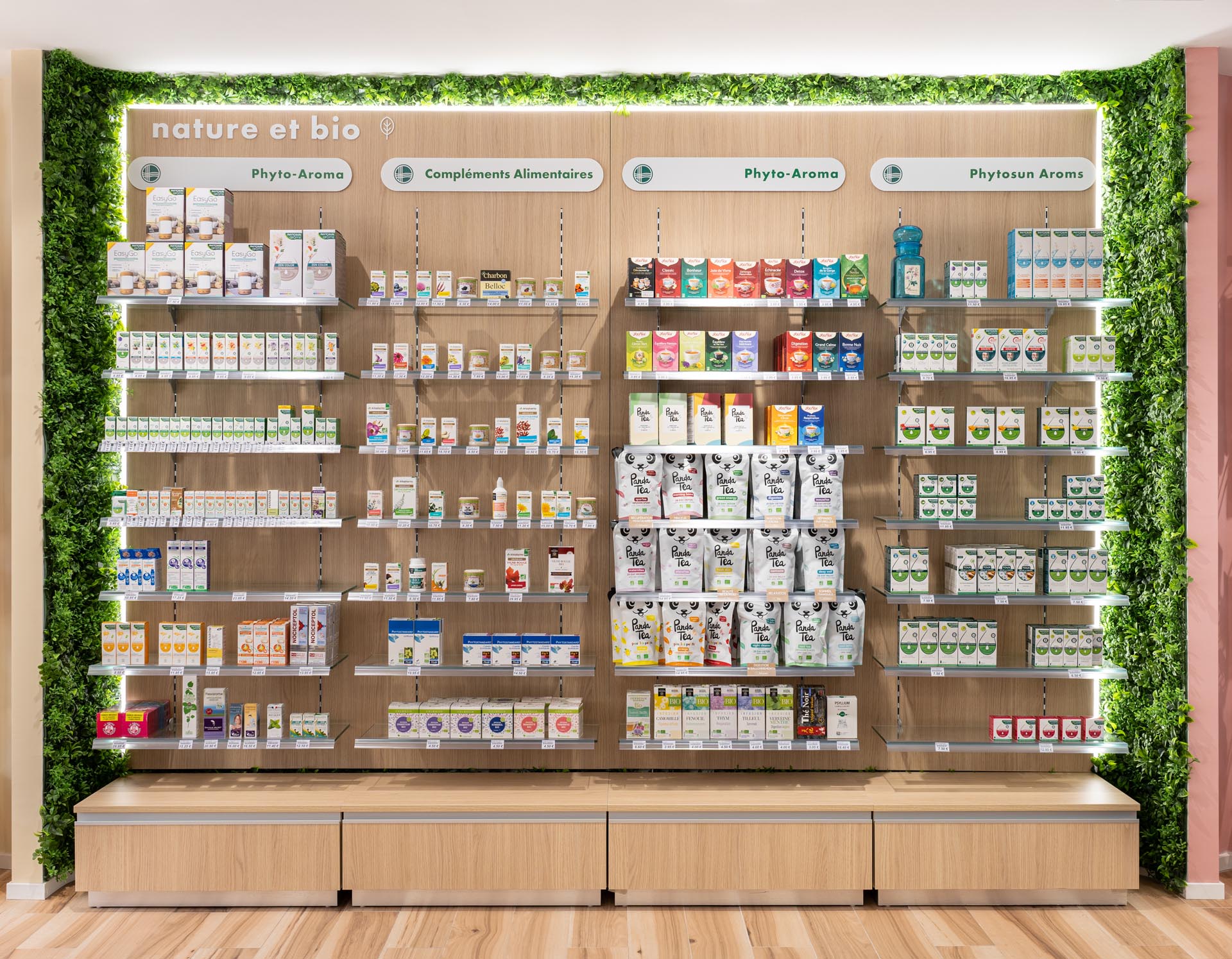 Pharmacie de l'ornain, remodelacao de farmacia, design de interiores, decoracao, a importancia da luz, plantas de interior.Mobiliario comercial por medida. Feature wall.