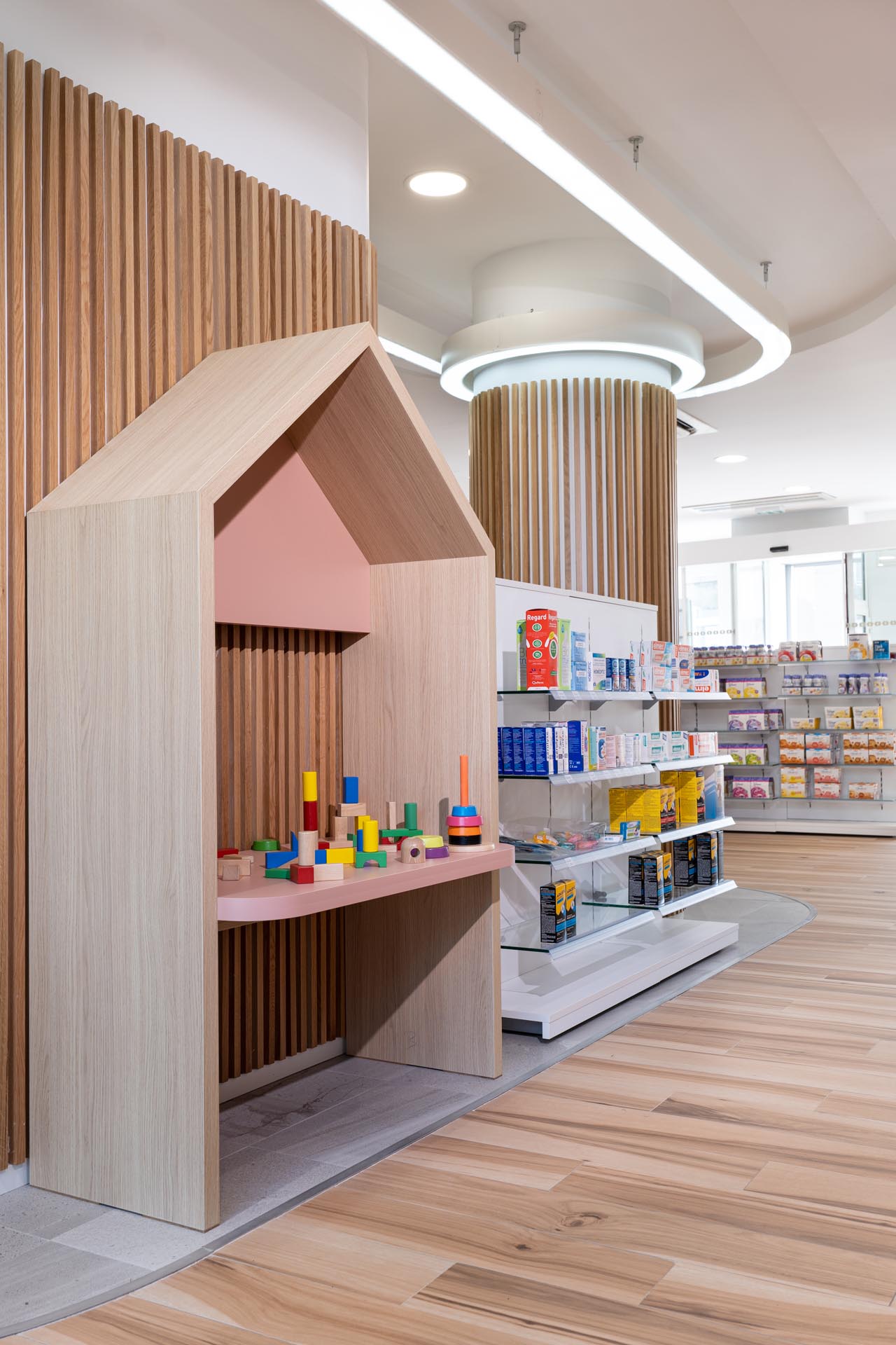 pharmacie de l'ornain, remodelacao de farmacia, design de interiores, decoracao, mobiliario infantil, espaço ludico em farmacia.