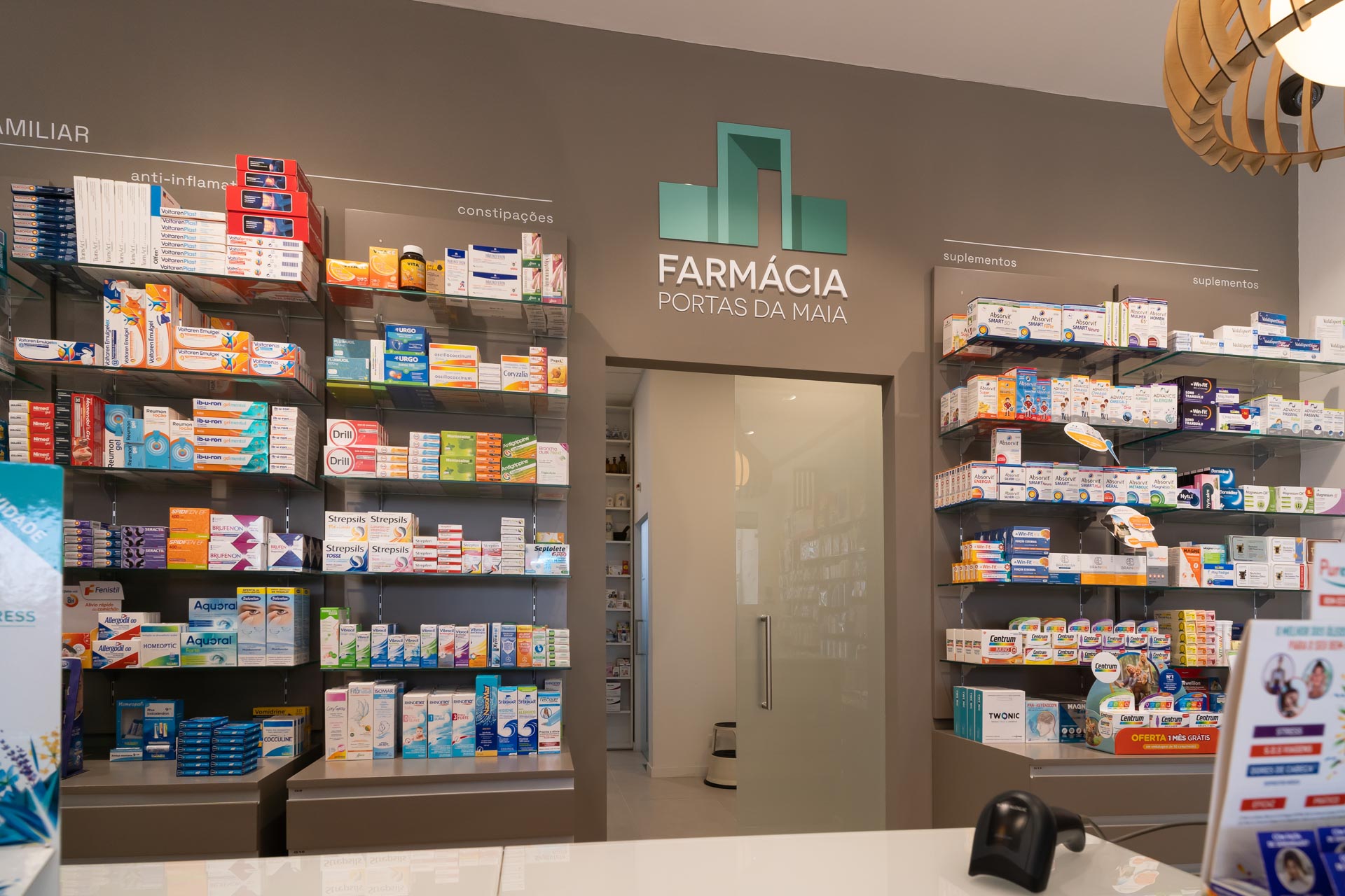 Renovação de farmacias. Visual merchandise para farmacias. como expor os produtos em farmacia. Expor produtos dermocosmetica e saúde.