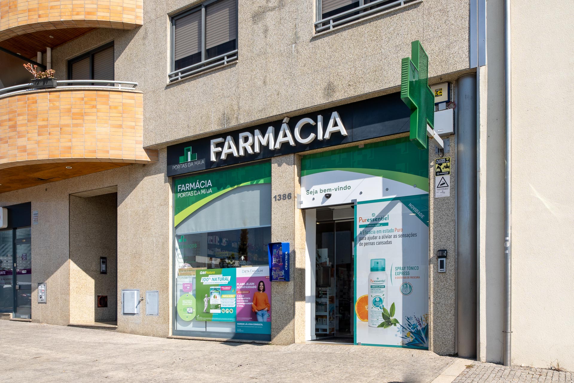 Como aumentar a farmacia? remodelacao de farmacia. fachada de farmacia renovada. farmacias porto. farmacias maia. cruz de farmacia. cruz luminosa para farmacia.