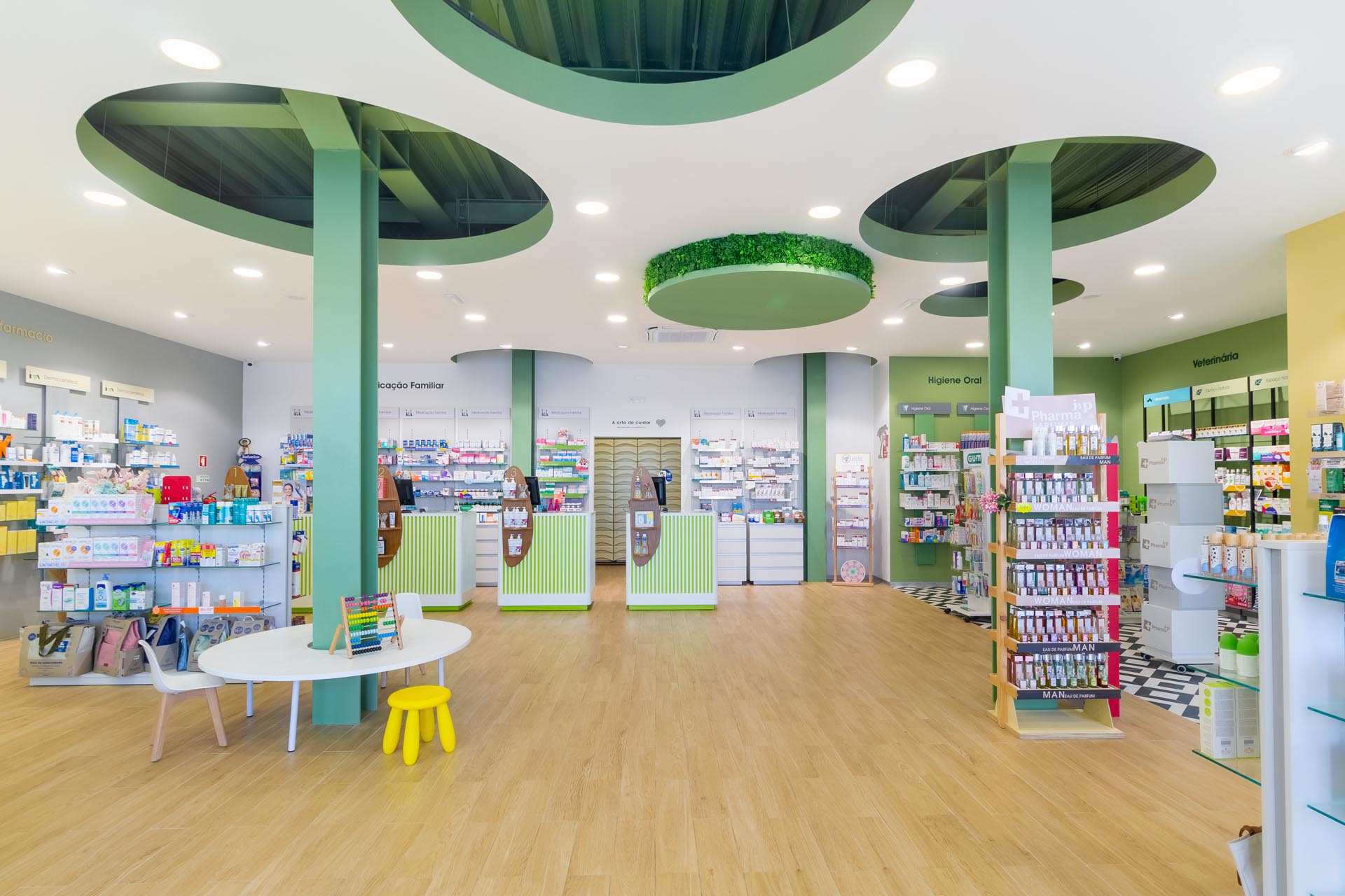 Projets d’agencement. Pharmacies au Portugal. Architecture pour les pharmacies.