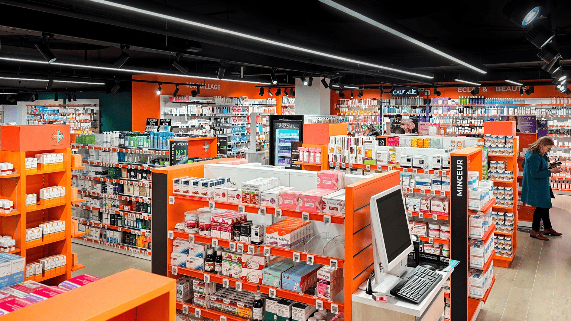 Pharmacie Colombia Lafayette par Medd Agencement Présentoirs personnalisés de la Pharmacie Colombia Lafayette en bois clair, intégrés dans un design moderne et harmonieux, Medd Agencement.