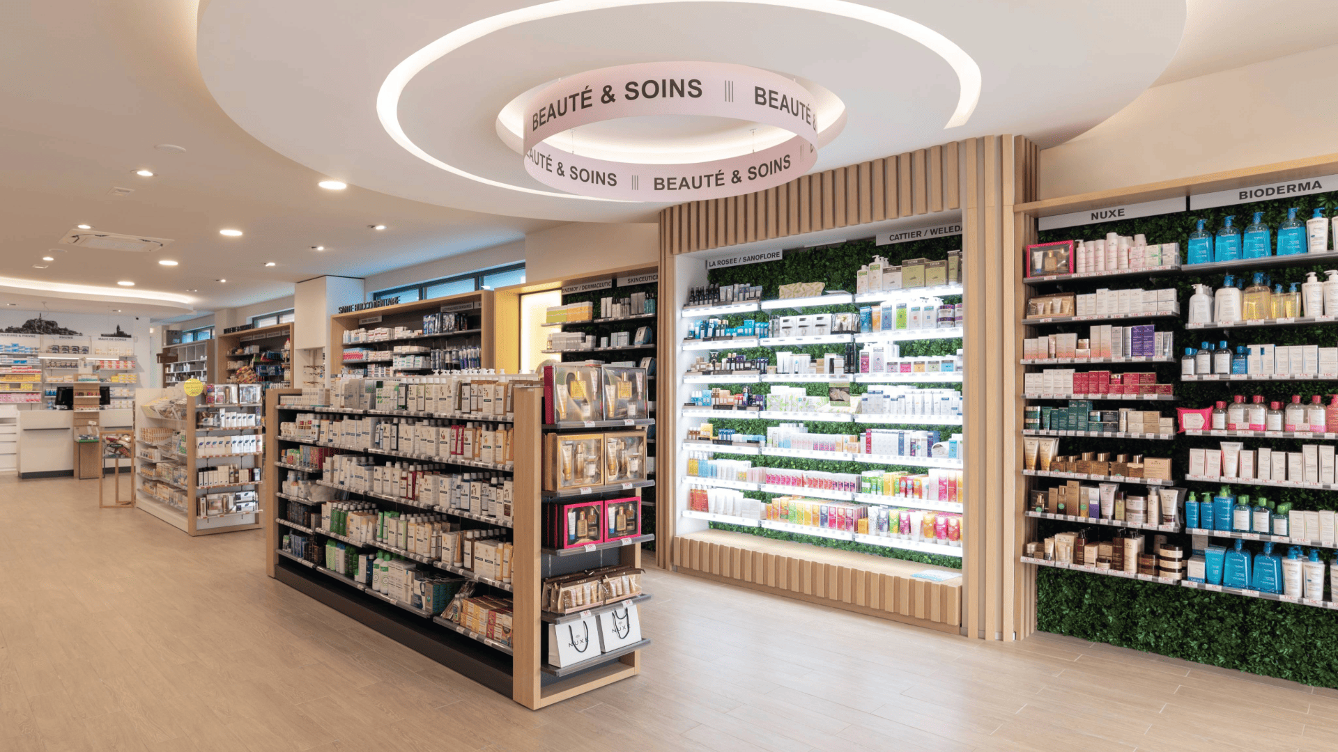Pharmacie du Pôle Santé pela Medd Design Expositores técnicos da Pharmacie du Pôle Santé com mobiliário em madeira e sinalética clara, projeto Medd Design.