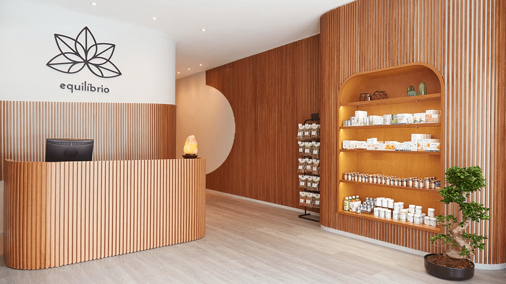 Accueil moderne de la Clinique Équilibre par Medd Agencement Accueil moderne de la Clinique Équilibre, au design contemporain signé Medd Agencement avec éclairage integre.